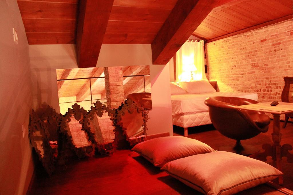 Rosso Charm B&B Venesia Ruang foto