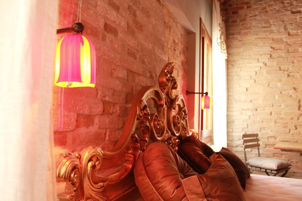 Rosso Charm B&B Venesia Bagian luar foto