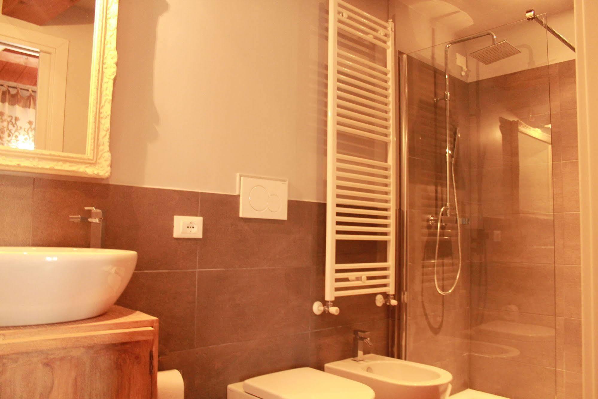 Rosso Charm B&B Venesia Bagian luar foto
