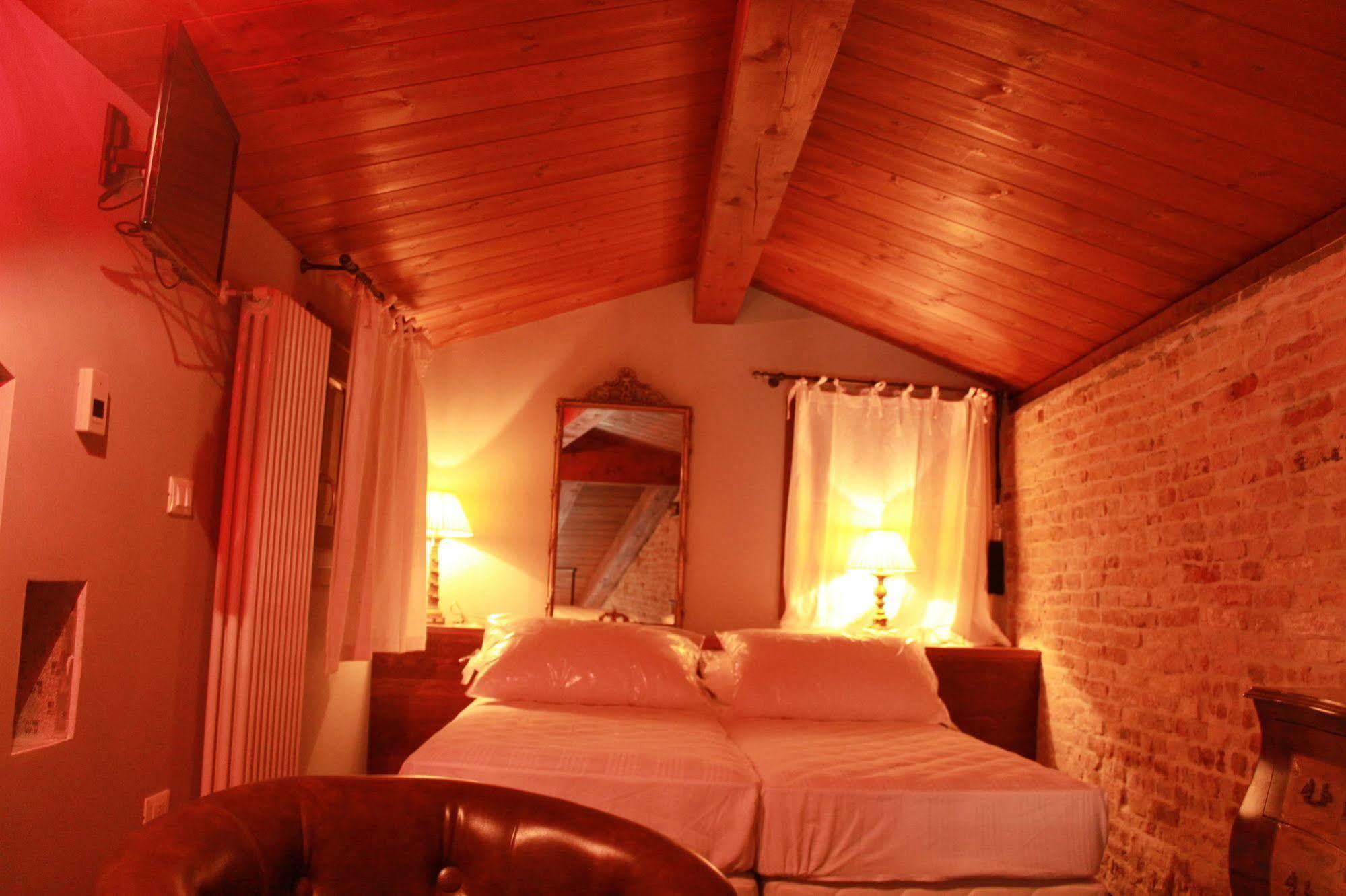 Rosso Charm B&B Venesia Bagian luar foto