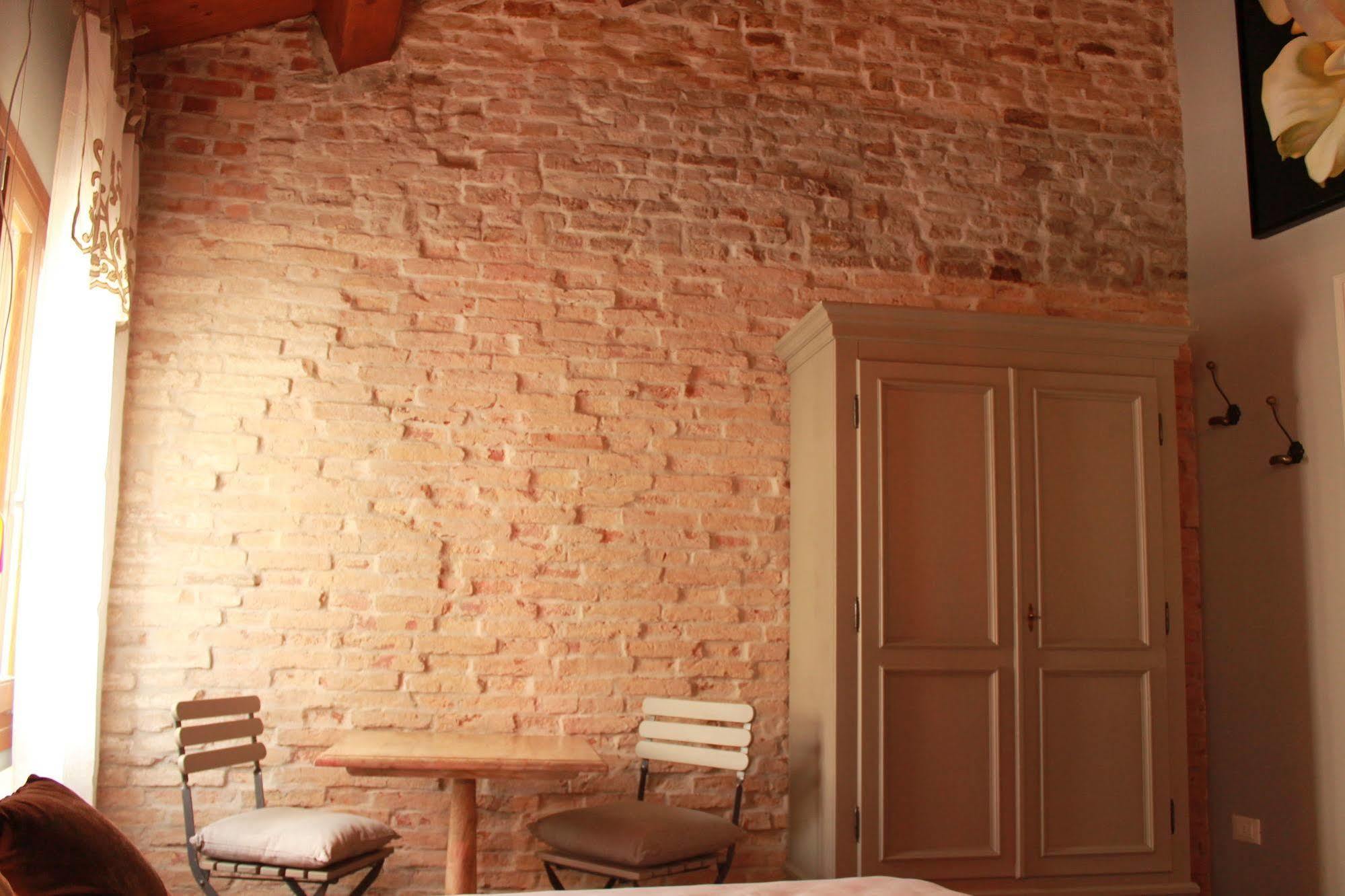 Rosso Charm B&B Venesia Bagian luar foto
