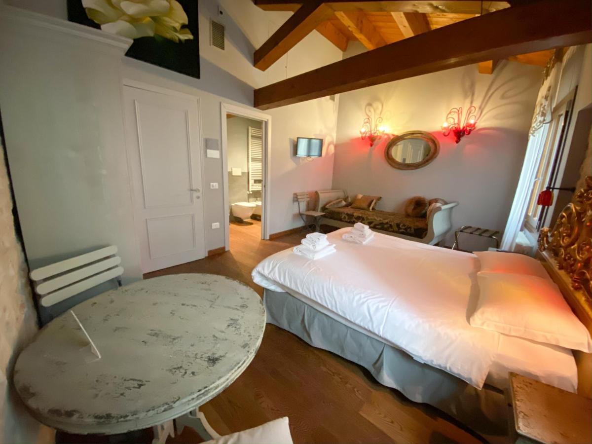 Rosso Charm B&B Venesia Bagian luar foto